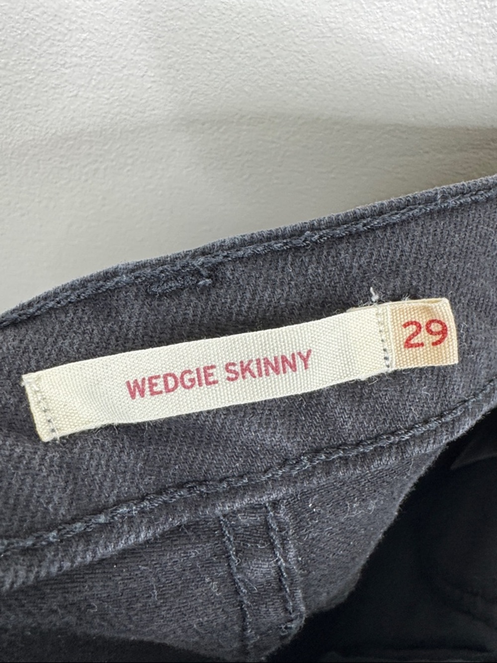 Levi's Wedgie Skinny Jeans Black Distressed Raw Hem High Rise Button Fly Size 29 - Picture 6 of 8